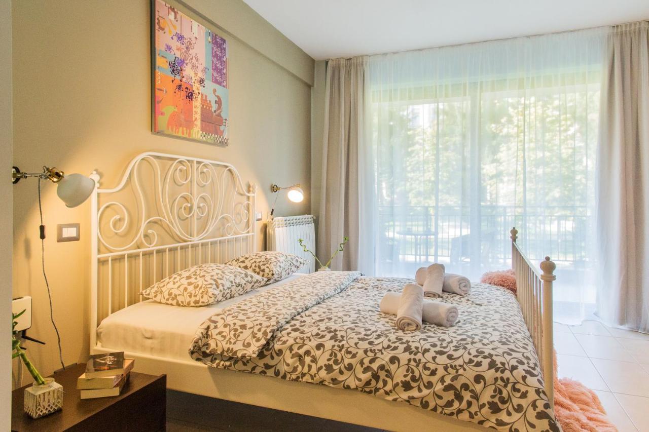 One Love Metropolitan Gardens Studio Apartment Bukares Bagian luar foto
