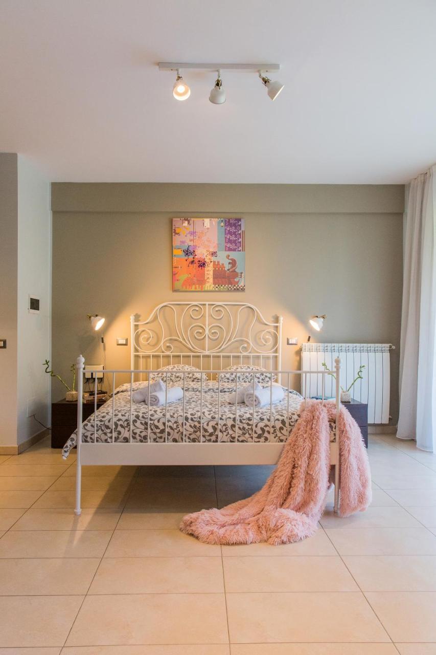 One Love Metropolitan Gardens Studio Apartment Bukares Bagian luar foto