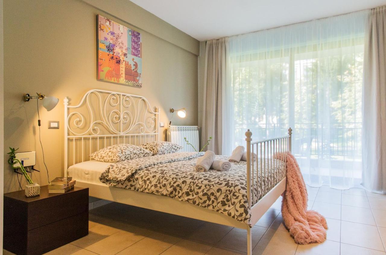 One Love Metropolitan Gardens Studio Apartment Bukares Bagian luar foto